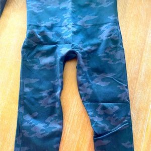 Spanx Leggings Size Medium Camo
